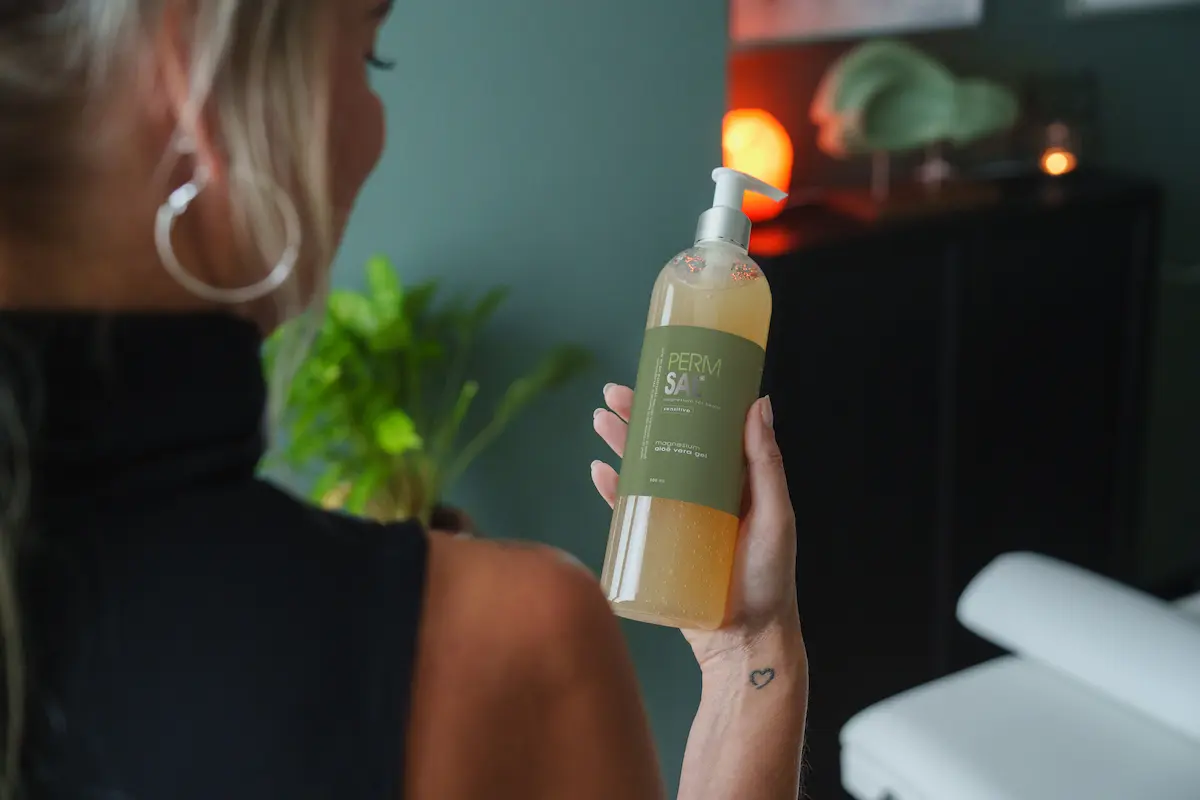 Magnesium Aloe-Vera-Gel wird auf den Unterarm aufgetragen und leicht eingezogen